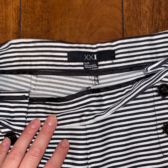 Black and White Striped Short - Picture 5 of 5